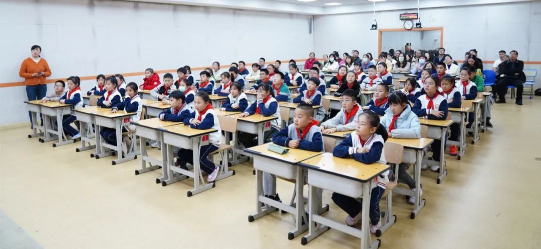 四进四送四提升丨“通用健康行”——我院走进祥发小学，相约课堂，共见成长！