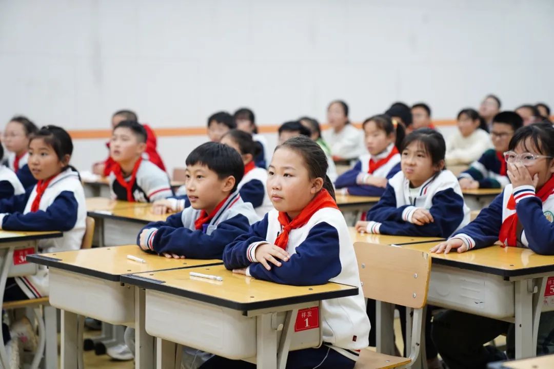 四进四送四提升丨“通用健康行”——我院走进祥发小学，相约课堂，共见成长！