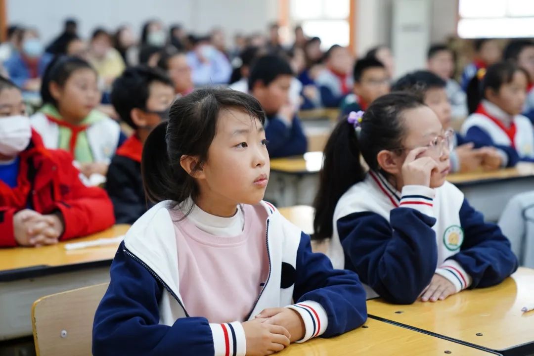 四进四送四提升丨“通用健康行”——我院走进祥发小学，相约课堂，共见成长！