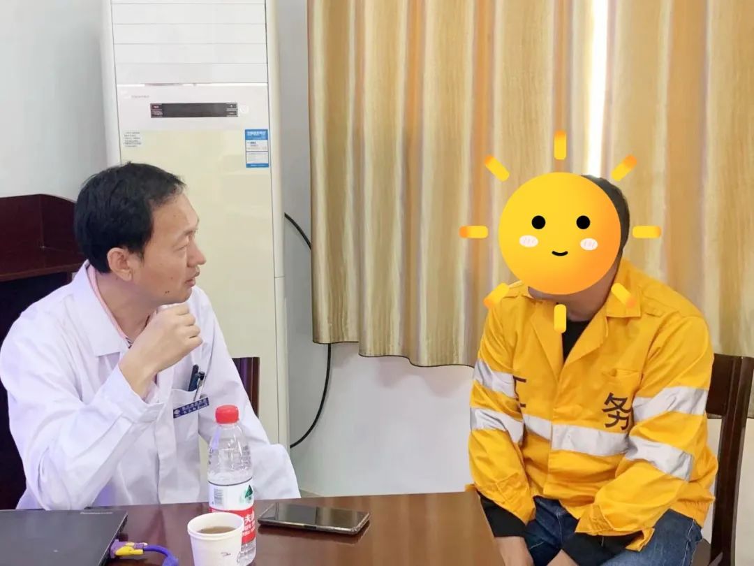 世界卒中日丨我院为烟台南站铁路职工开展健康科普及义诊服务